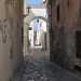 Per poi infilarci in via Lo Pizzo. Questa stradina  una delle tante che costeggiano la gravina: si tratta di viuzze tortuose dal pavimento formato da antiche basole e percorse da pittoreschi lampioncini